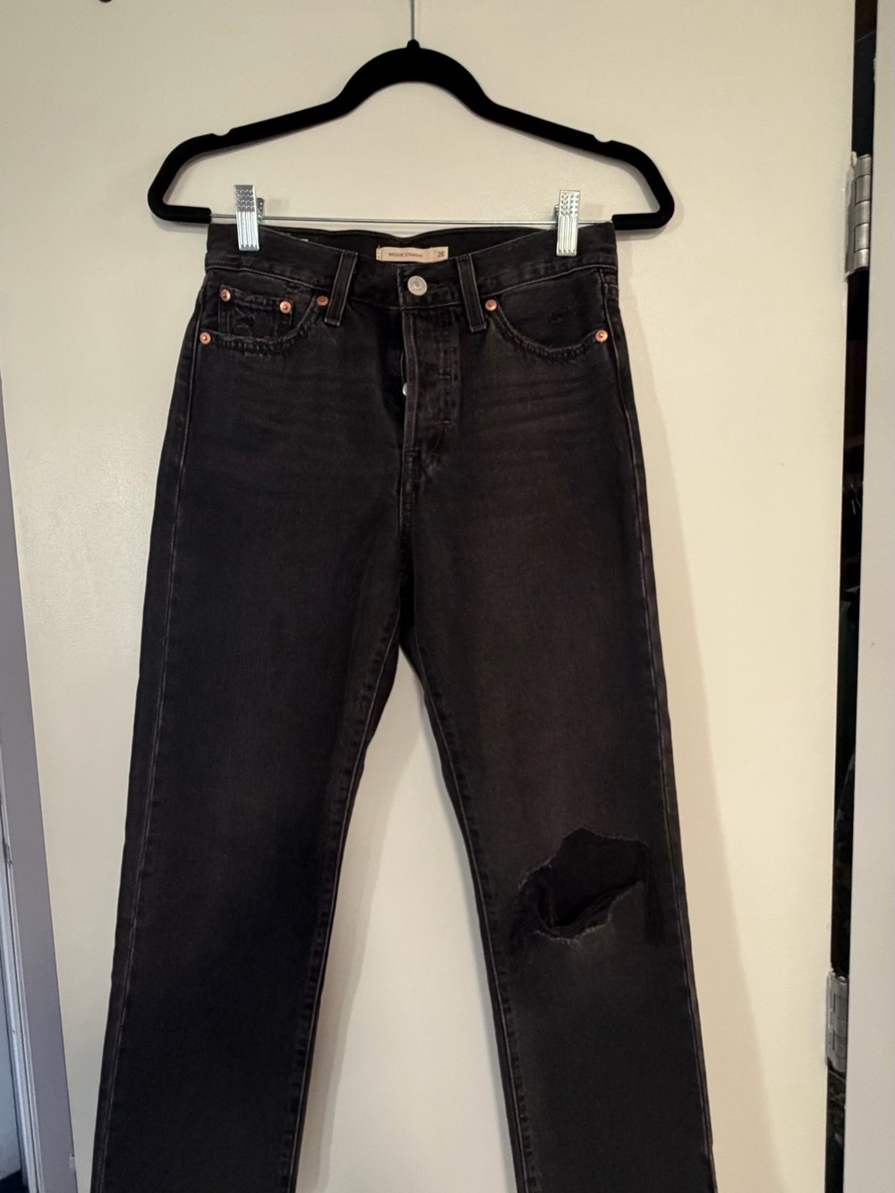 Levi's Black Straight-Leg Women's Jeans with Knee Rip